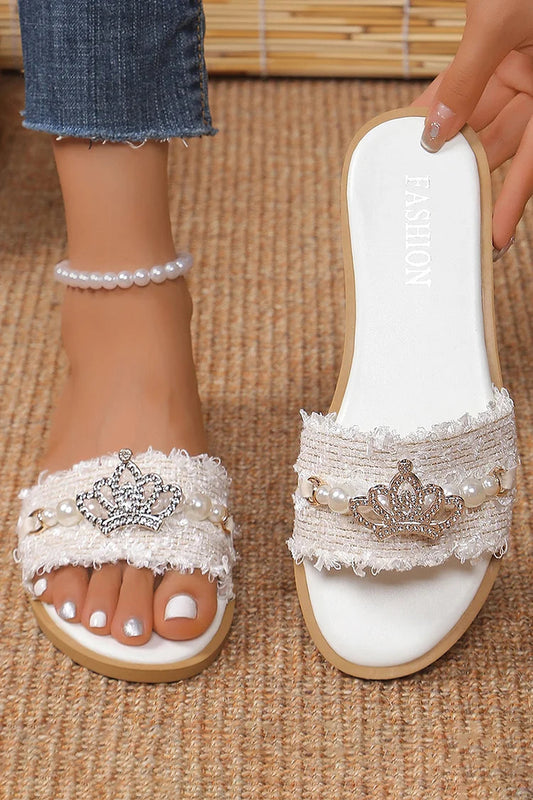 Pantofole eleganti con punta tonda e decorazione in perle e corona di strass con rifiniture sfilacciate 