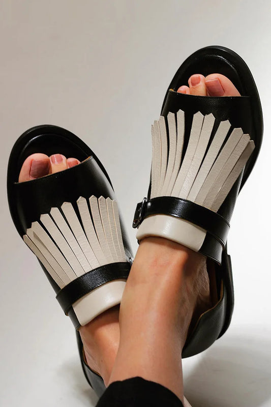Sandalias sin cordones con punta redonda abierta y flecos de color en contraste 