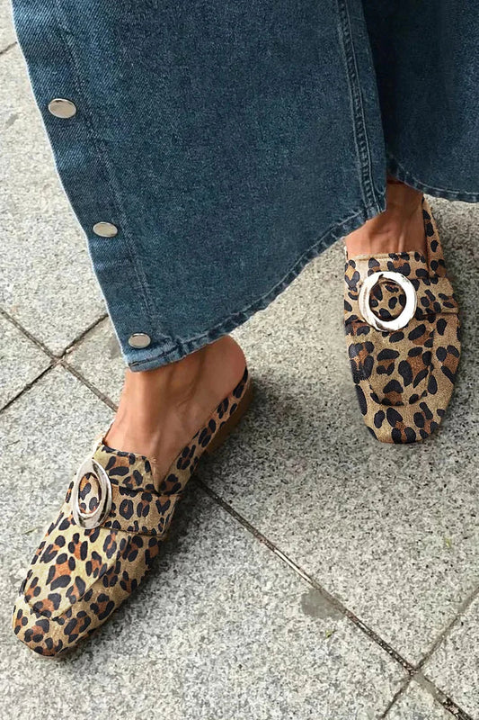 Mules con punta quadrata e anello metallico a forma di O con motivo leopardato 