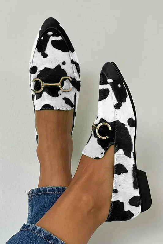 Zapatos planos negros con punta puntiaguda y costuras con estampado de vaca y hebilla metálica 