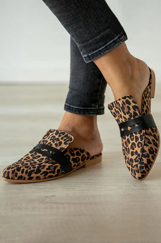 Mules marroni con punta affilata e patchwork di leopardo 