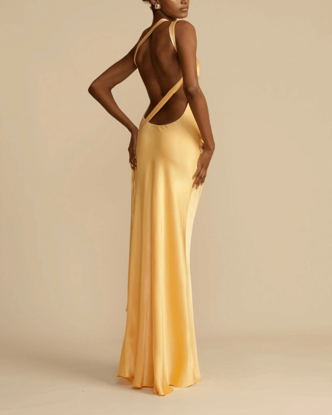 Vestido largo amarillo drapeado de satén con cintura elástica