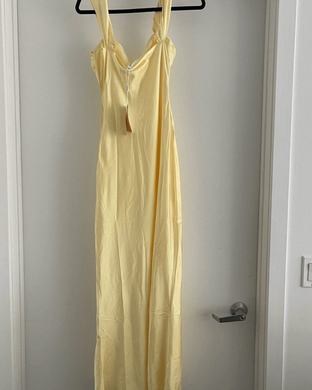 Vestido largo formal con hombros descubiertos amarillo claro 