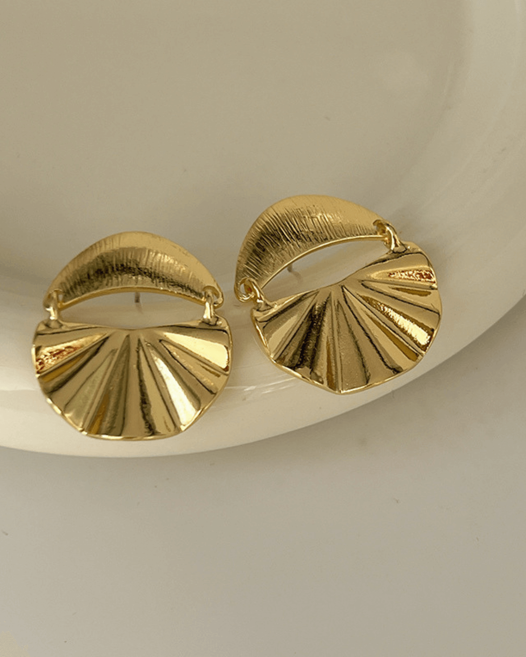 Orecchini a cerchio con bordo alla moda placcati in oro 18 carati