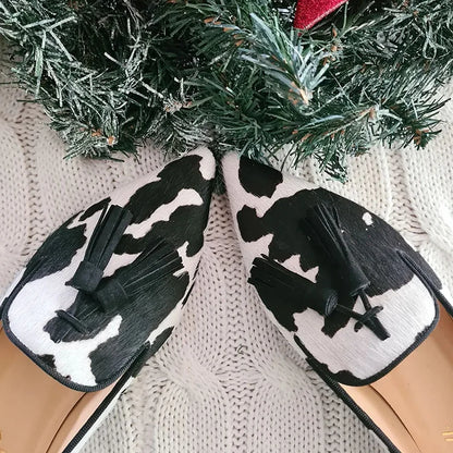 Zapatos planos puntiagudos con borlas y estampado de vaca en bloques de color de piel sintética 