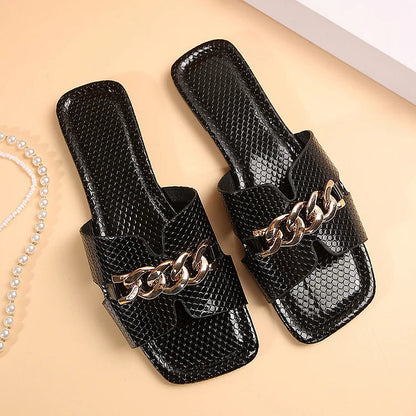 Geo Embossed Alloy Chain Decor Square Toe Plain Slippers