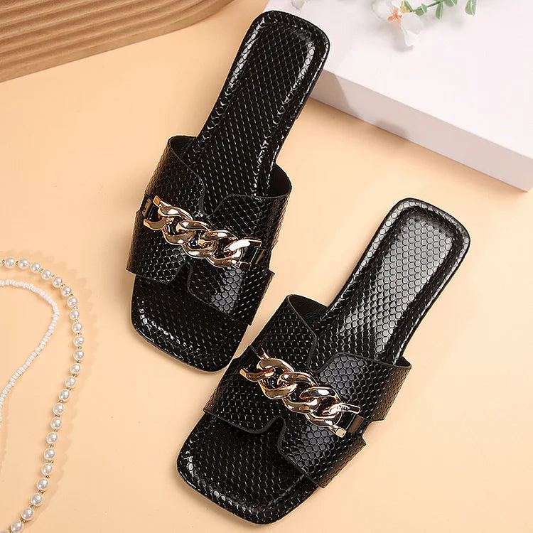 Geo Embossed Alloy Chain Decor Square Toe Plain Slippers